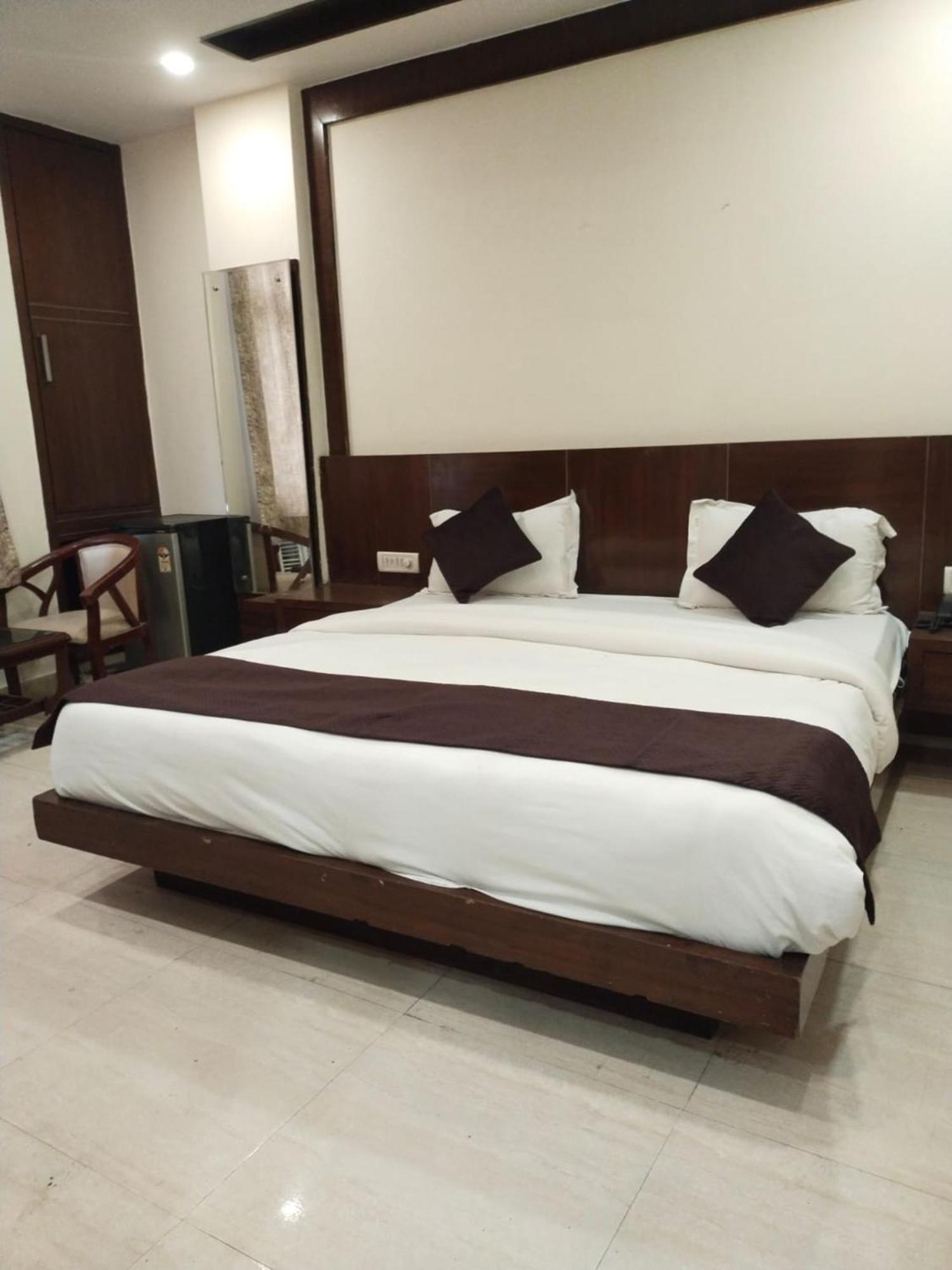 Hotel Lav Kush Deluxe At Paharganj Nuova Delhi Esterno foto